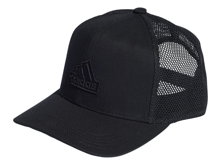 Gorra Adidas negra estilo trucker con panel frontal de tela y parte posterior de malla transpirable.