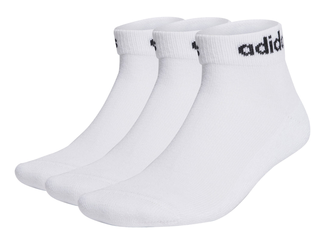Set de tres pares de calcetines tobilleros blancos Adidas con logotipo negro en el borde.