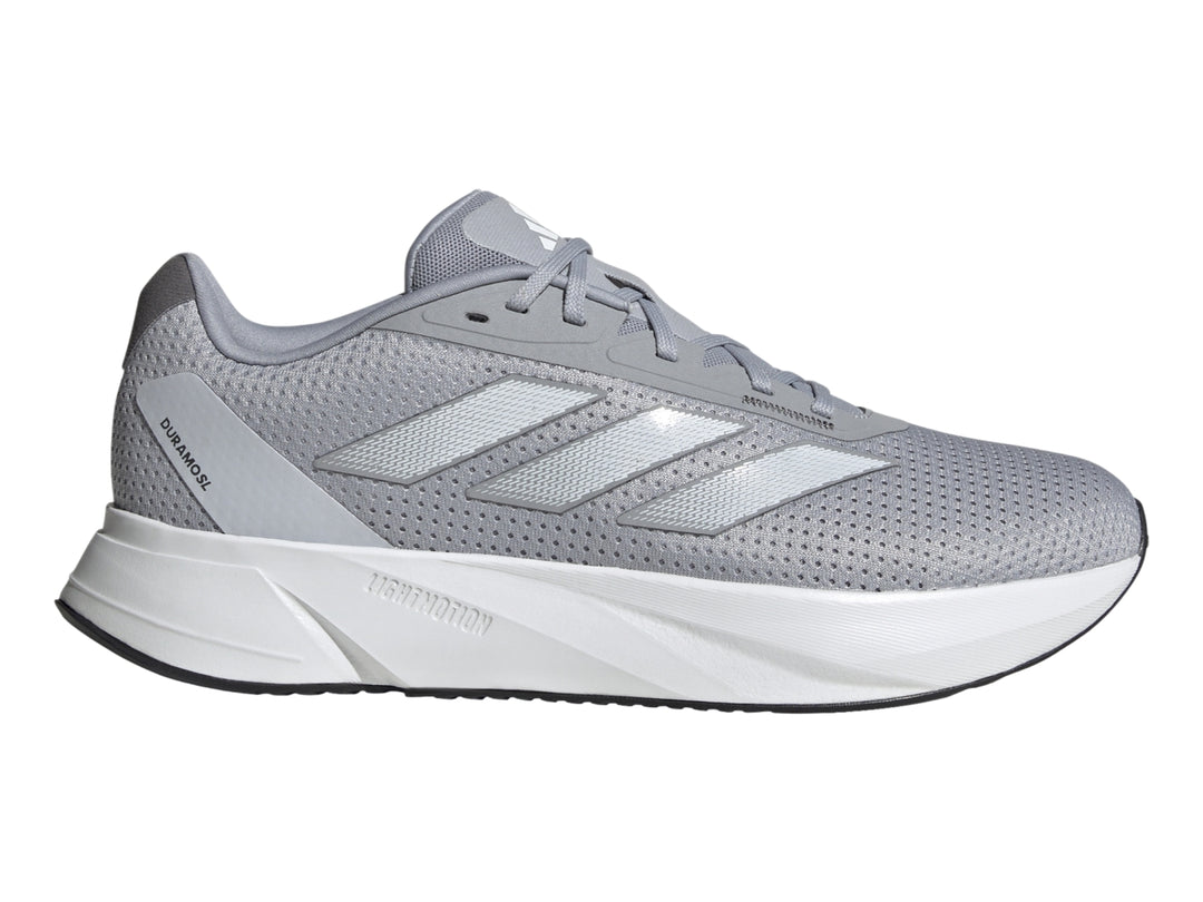 Tenis deportivos Adidas Duramo SL en color gris halo silver con suela blanca y franjas laterales plateadas.