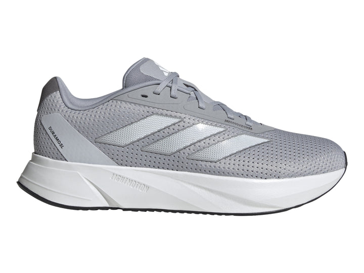 Tenis deportivos Adidas Duramo SL en color gris halo silver con suela blanca y franjas laterales plateadas.