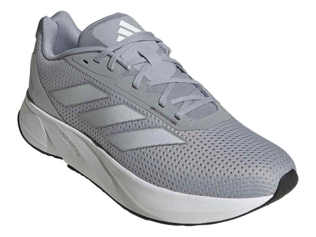Tenis deportivos Adidas Duramo SL en color gris halo silver con suela blanca y franjas laterales plateadas.