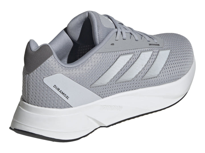 Tenis deportivos Adidas Duramo SL en color gris halo silver con suela blanca y franjas laterales plateadas.