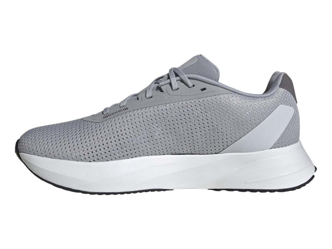 Tenis deportivos Adidas Duramo SL en color gris halo silver con suela blanca y franjas laterales plateadas.