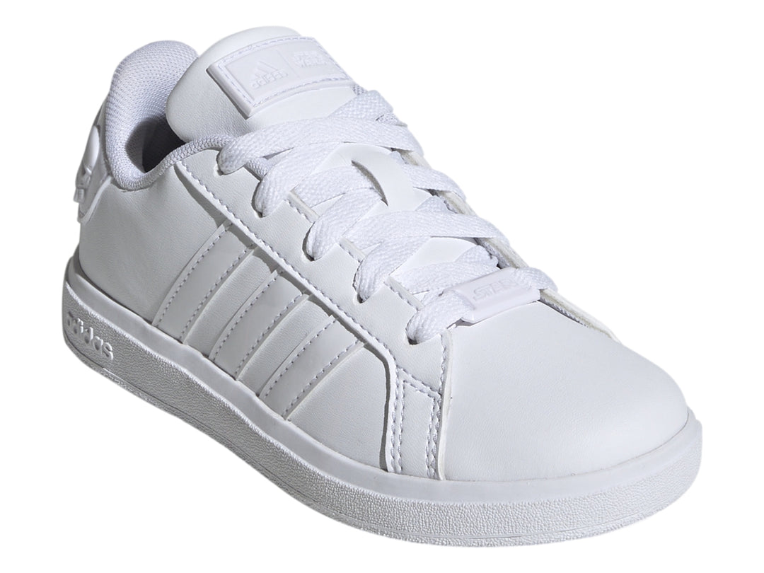 Tenis Adidas color blanco total con detalles de Star Wars en el talón y las tres franjas laterales.