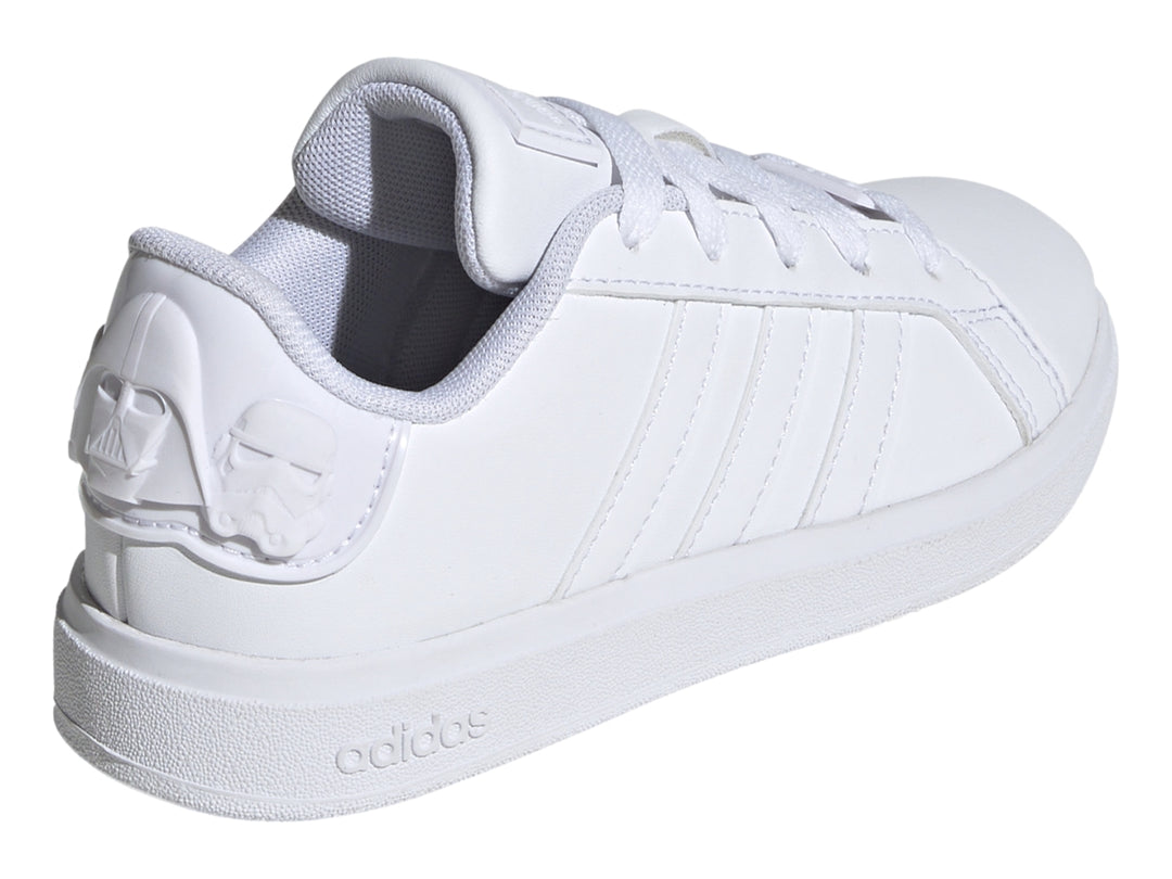 Tenis Adidas color blanco total con detalles de Star Wars en el talón y las tres franjas laterales.