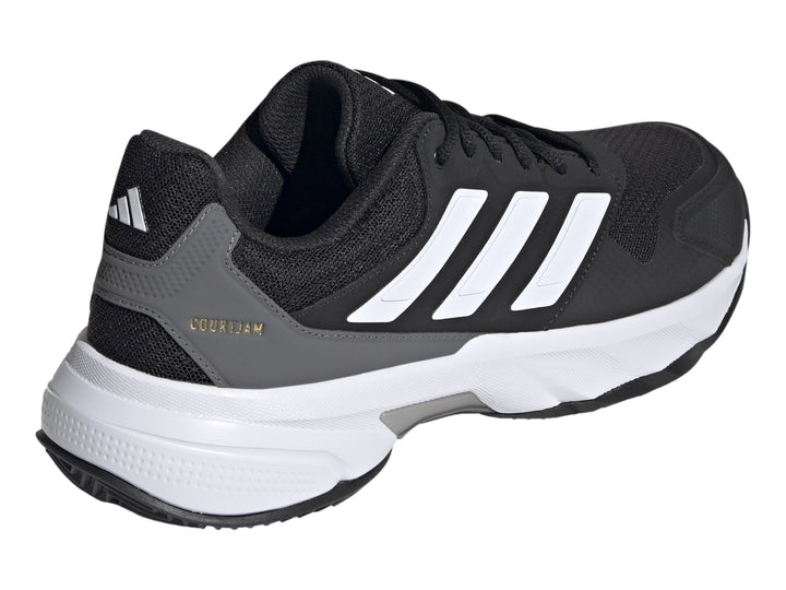 Tenis deportivos Adidas CourtJam Control 3 en colores negro, blanco y gris con suela blanca.