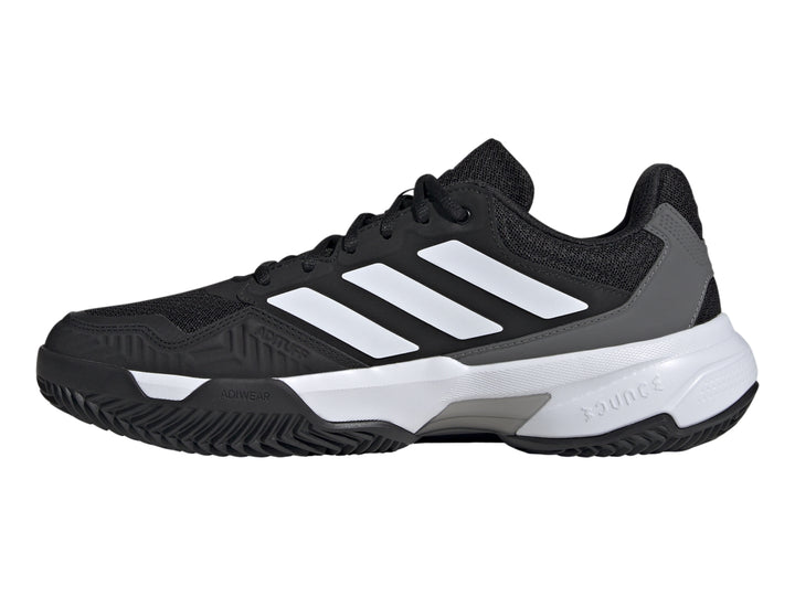 Tenis deportivos Adidas CourtJam Control 3 en colores negro, blanco y gris con suela blanca.