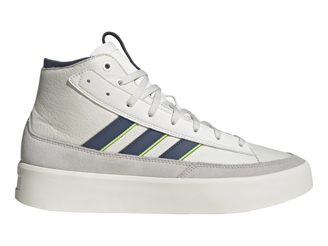 Tenis Adidas blancos de corte alto con franjas azul marino y verde lima y base gris.