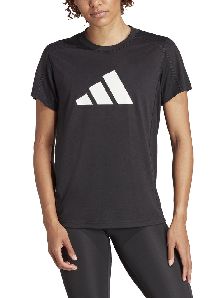 Camiseta deportiva negra de manga corta con logo blanco de Adidas en el pecho.