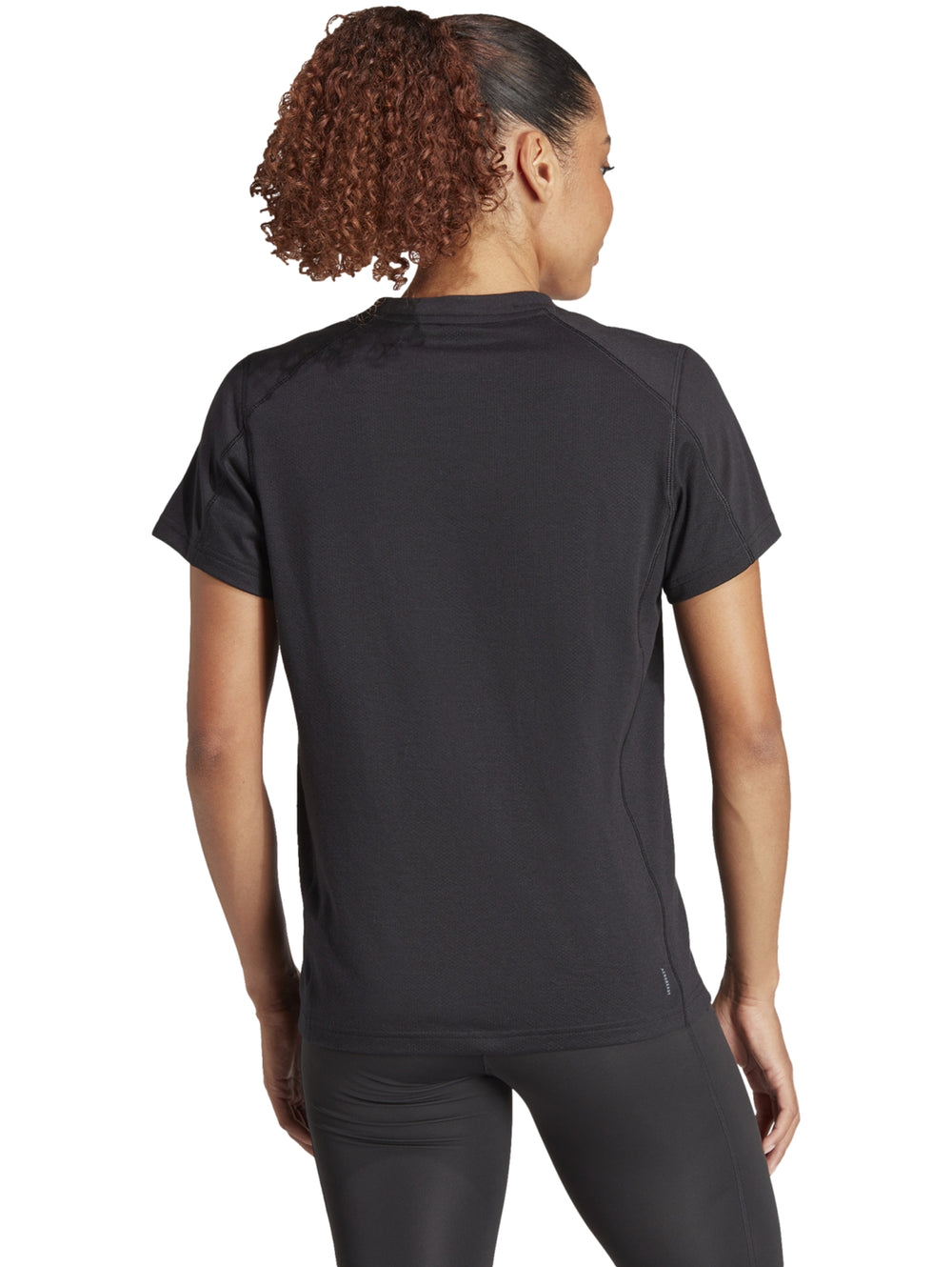 Camiseta deportiva negra de manga corta con logo blanco de Adidas en el pecho.