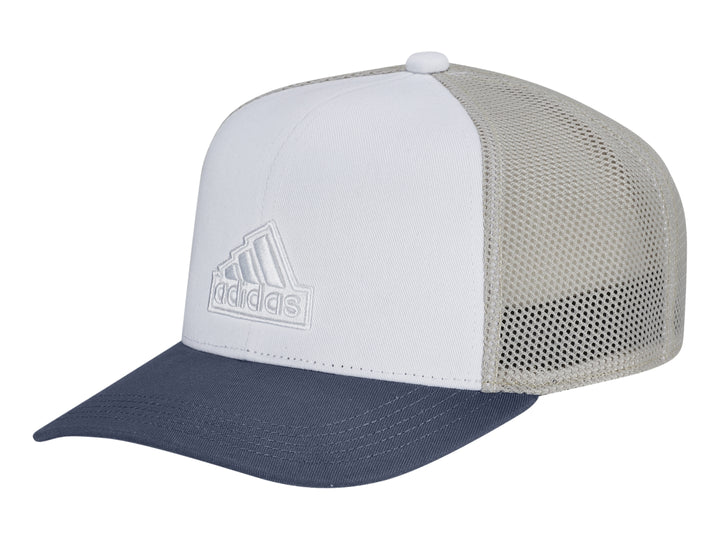 Gorra Adidas estilo trucker con panel frontal blanco, malla gris y visera azul marino.