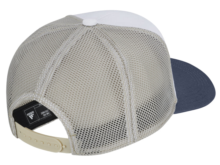 Gorra Adidas estilo trucker con panel frontal blanco, malla gris y visera azul marino.