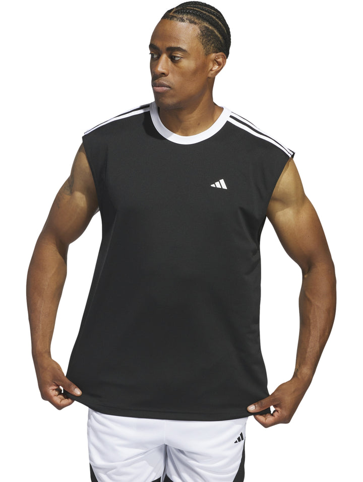 Hombre vistiendo camiseta deportiva sin mangas color negro con detalles blancos de la marca Adidas.