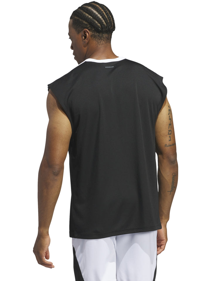 Hombre vistiendo camiseta deportiva sin mangas color negro con detalles blancos de la marca Adidas.