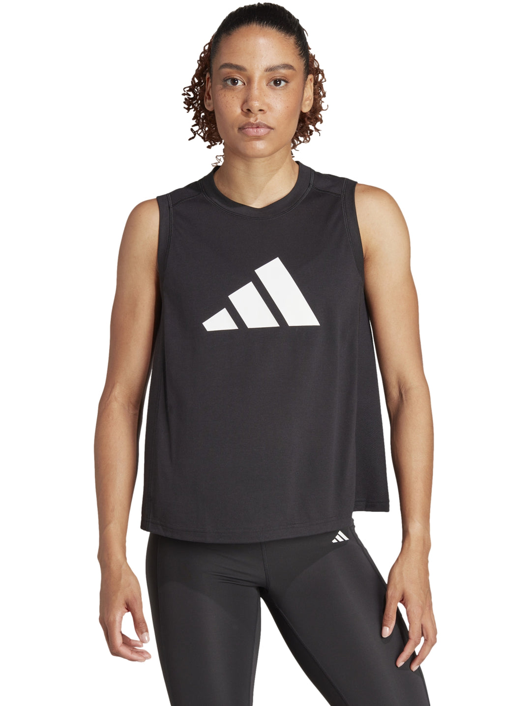 Camiseta deportiva sin mangas color negro con logo blanco de Adidas en el pecho.