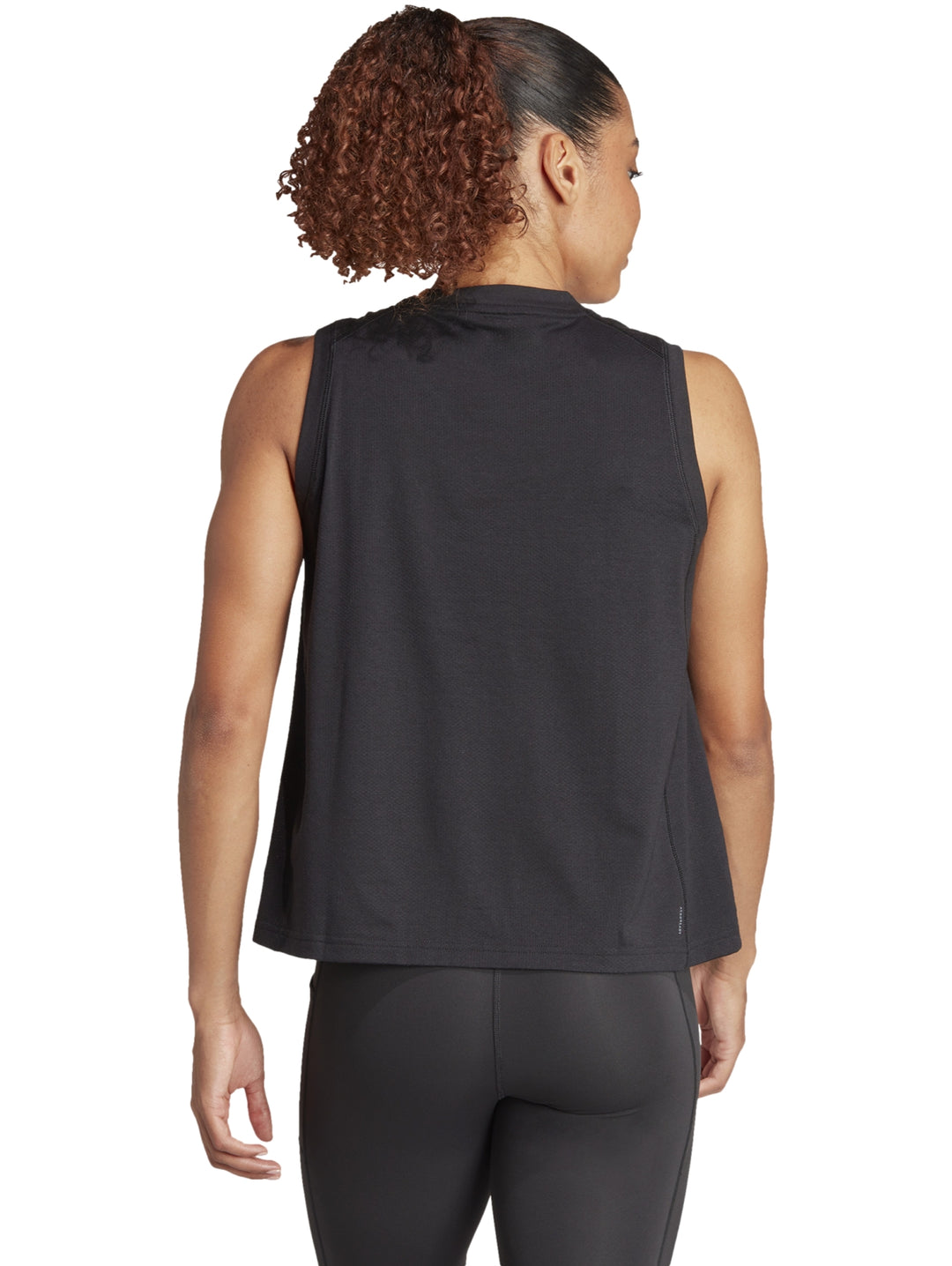 Camiseta deportiva sin mangas color negro con logo blanco de Adidas en el pecho.