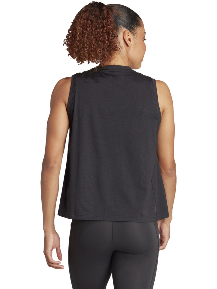 Camiseta deportiva sin mangas color negro con logo blanco de Adidas en el pecho.