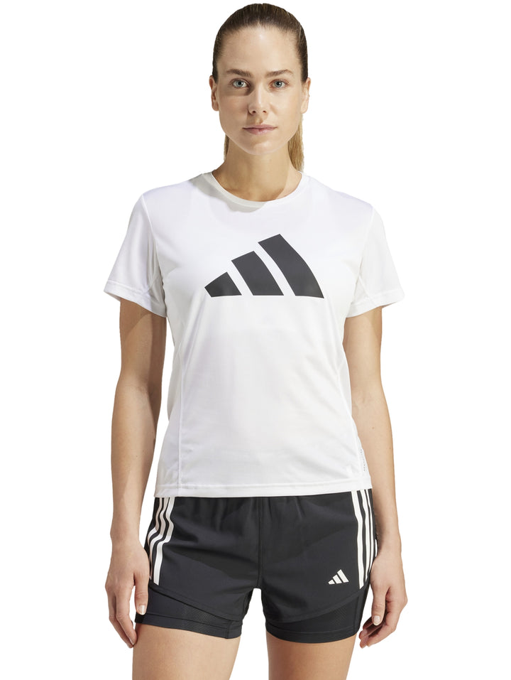 Camiseta deportiva blanca de manga corta con logo de Adidas en el pecho, modelada por una mujer.