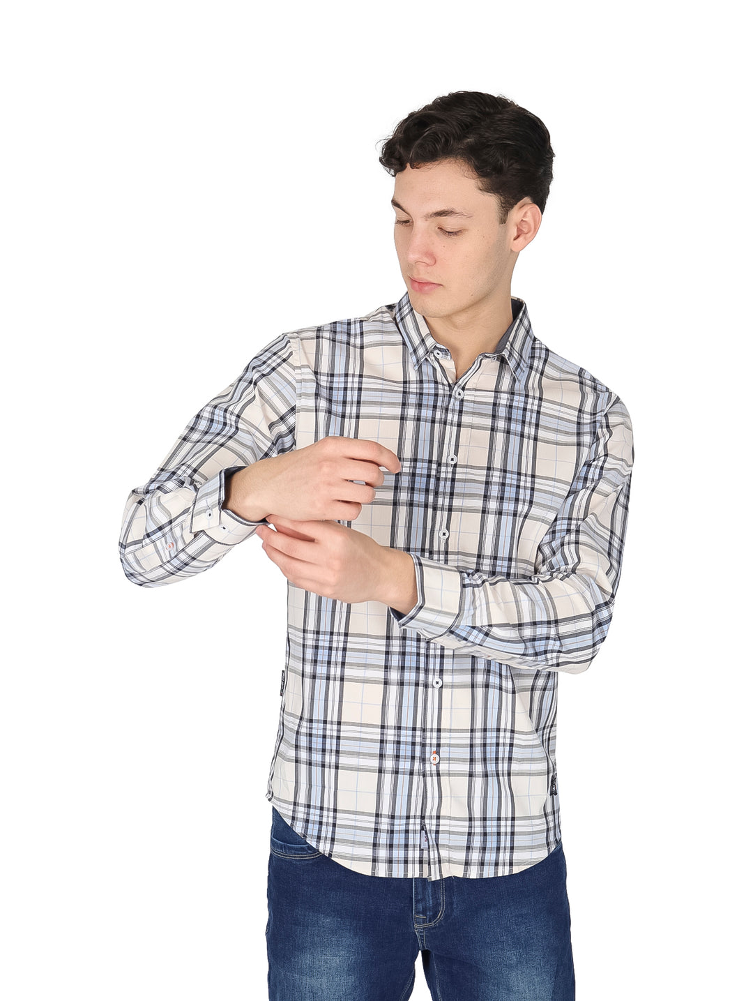 Hombre vistiendo camisa de cuadros en colores blanco, azul y negro.