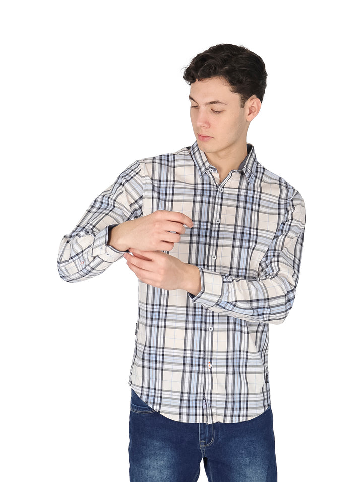 Hombre vistiendo camisa de cuadros en colores blanco, azul y negro.