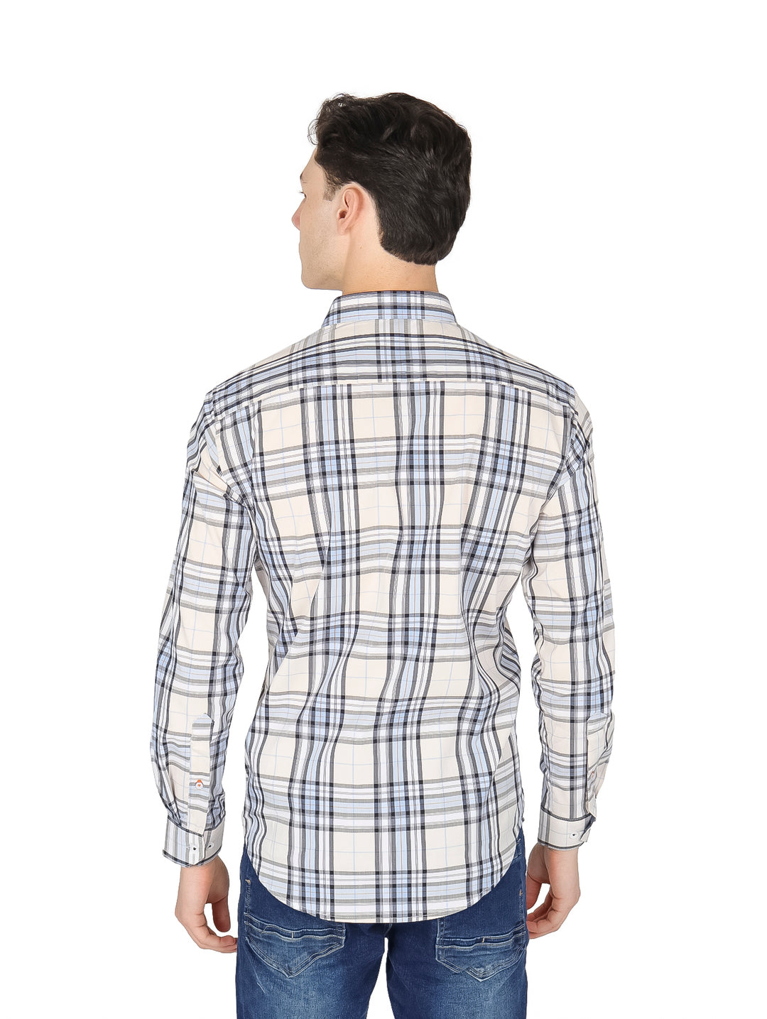 Hombre vistiendo camisa de cuadros en colores blanco, azul y negro.