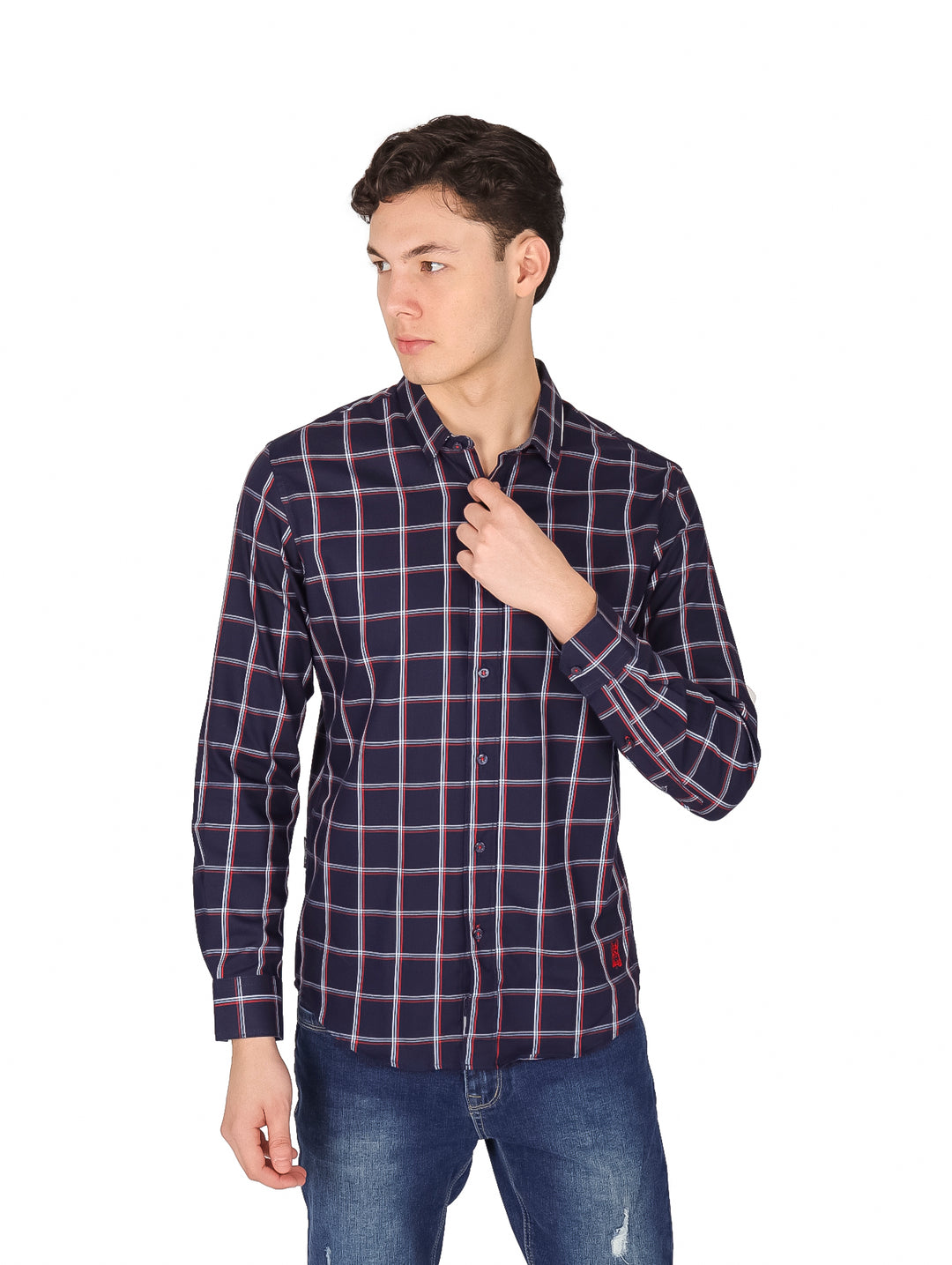 Hombre vistiendo camisa casual de manga larga con estampado de cuadros en colores azul, rojo y gris.