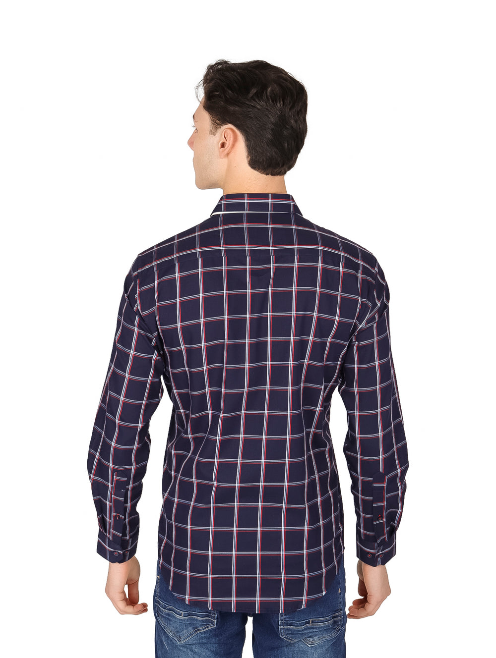 Hombre vistiendo camisa casual de manga larga con estampado de cuadros en colores azul, rojo y gris.