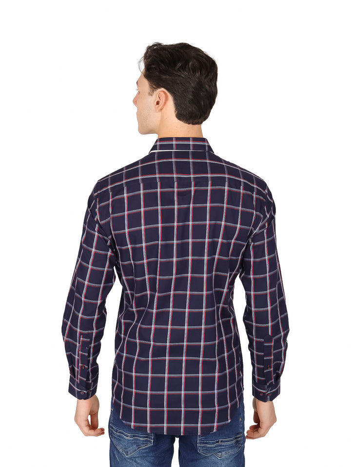 Hombre vistiendo camisa casual de manga larga con estampado de cuadros en colores azul, rojo y gris.