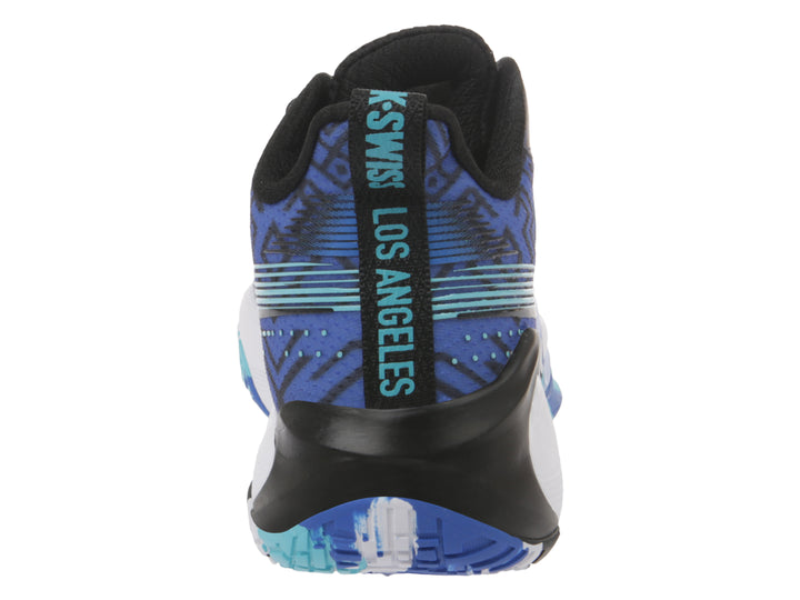 Tenis deportivos K-Swiss en colores negro, azul y blanco con suela robusta y diseño moderno.