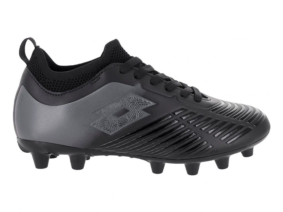Zapato de fútbol Lotto en color negro y gris con tacos FG, diseño moderno y textura estriada en la punta.