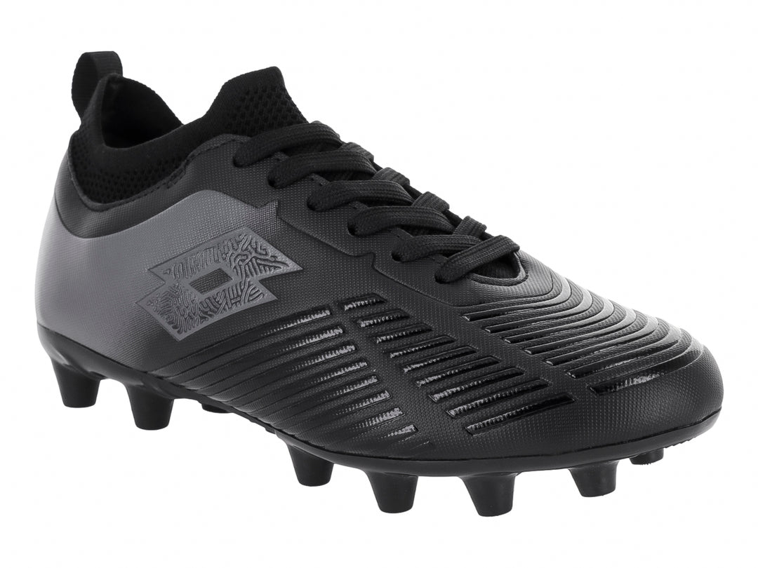 Zapato de fútbol Lotto en color negro y gris con tacos FG, diseño moderno y textura estriada en la punta.