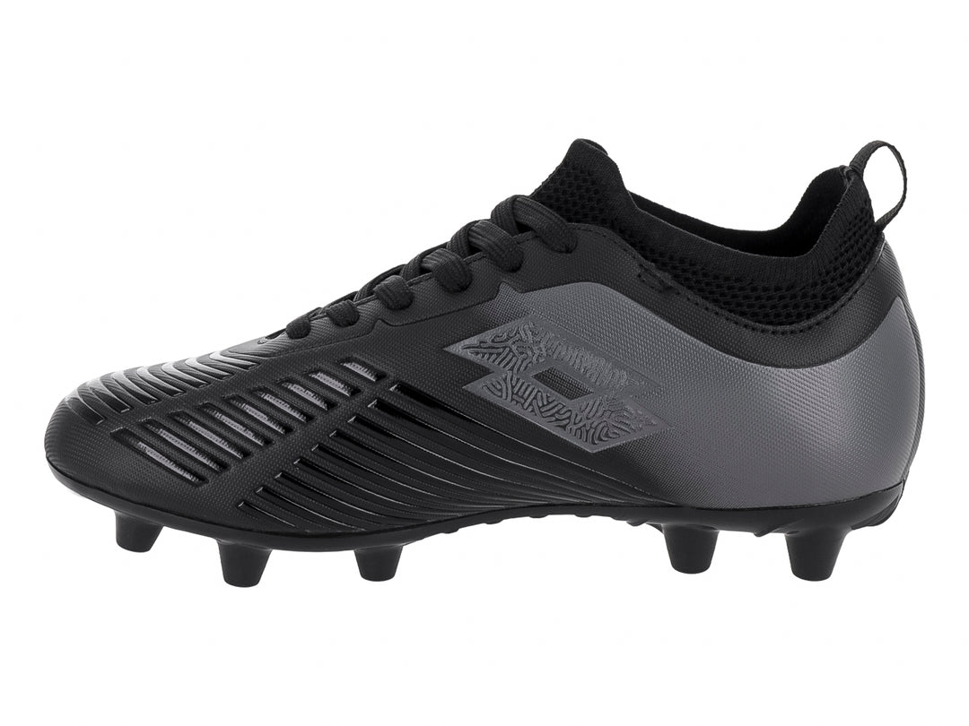 Zapato de fútbol Lotto en color negro y gris con tacos FG, diseño moderno y textura estriada en la punta.