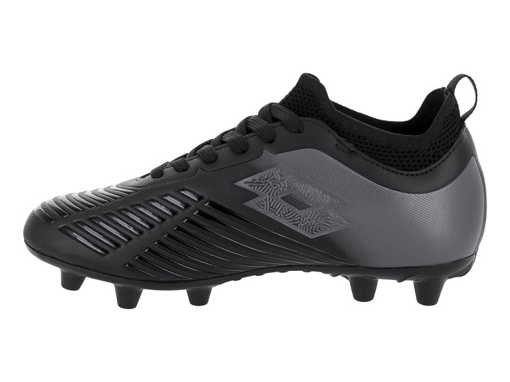 Zapato de fútbol Lotto en color negro y gris con tacos FG, diseño moderno y textura estriada en la punta.