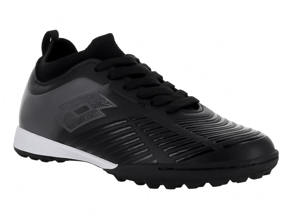 Zapato de fútbol Lotto color negro con suela blanca y detalles lineales en el empeine para niños.