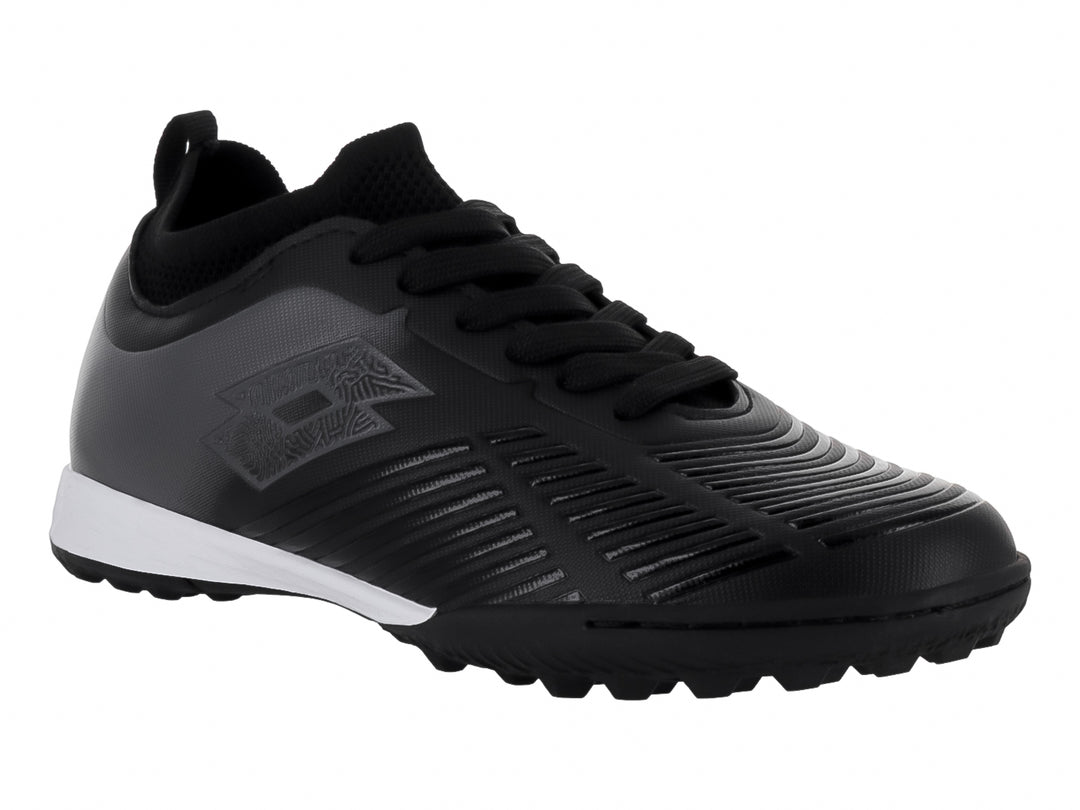 Zapato de fútbol Lotto color negro con suela blanca y detalles lineales en el empeine para niños.