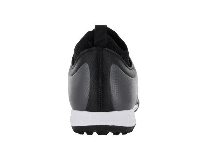 Zapato de fútbol Lotto color negro con suela blanca y detalles lineales en el empeine para niños.