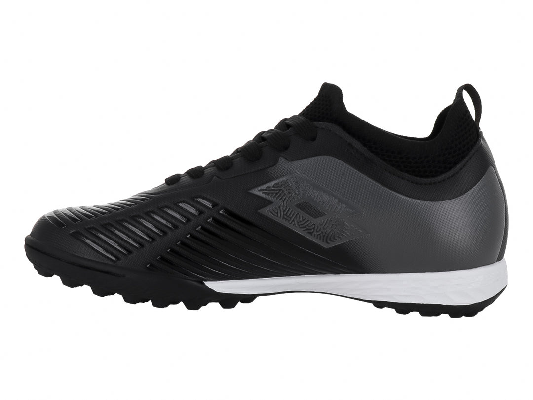 Zapato de fútbol Lotto color negro con suela blanca y detalles lineales en el empeine para niños.