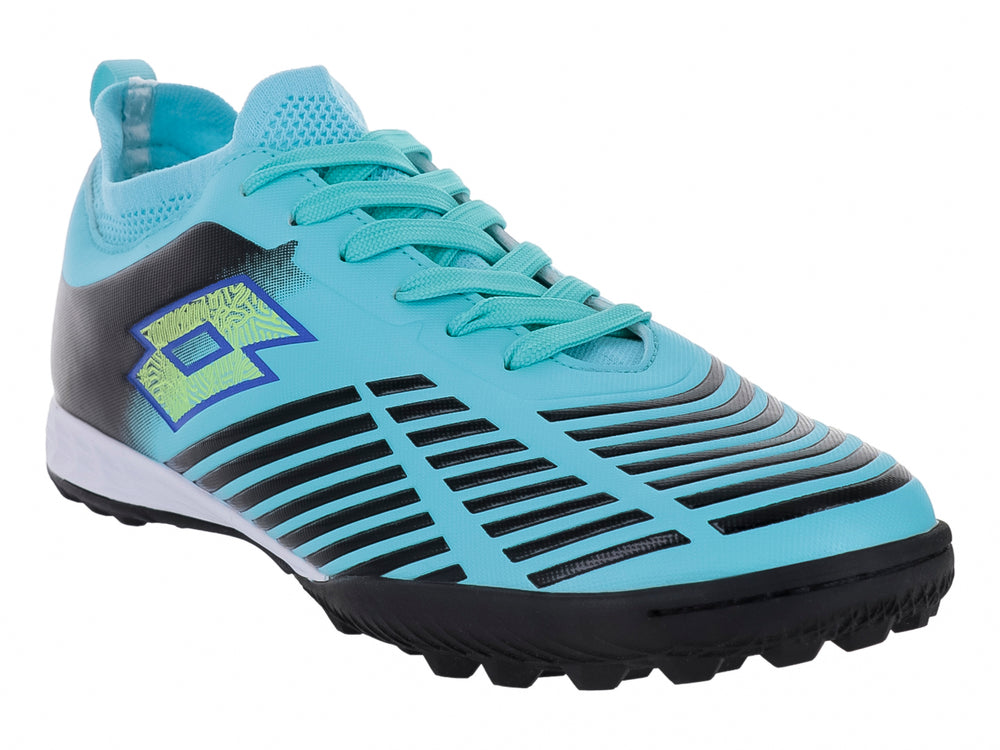 Zapato de fútbol Lotto color aqua con detalles en negro y suela blanca para terreno HG.