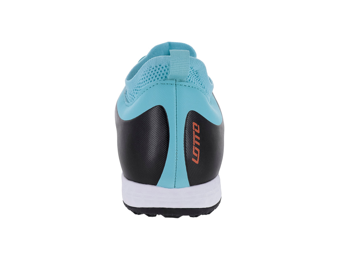 Zapato de fútbol Lotto color aqua con detalles en negro y suela blanca para terreno HG.