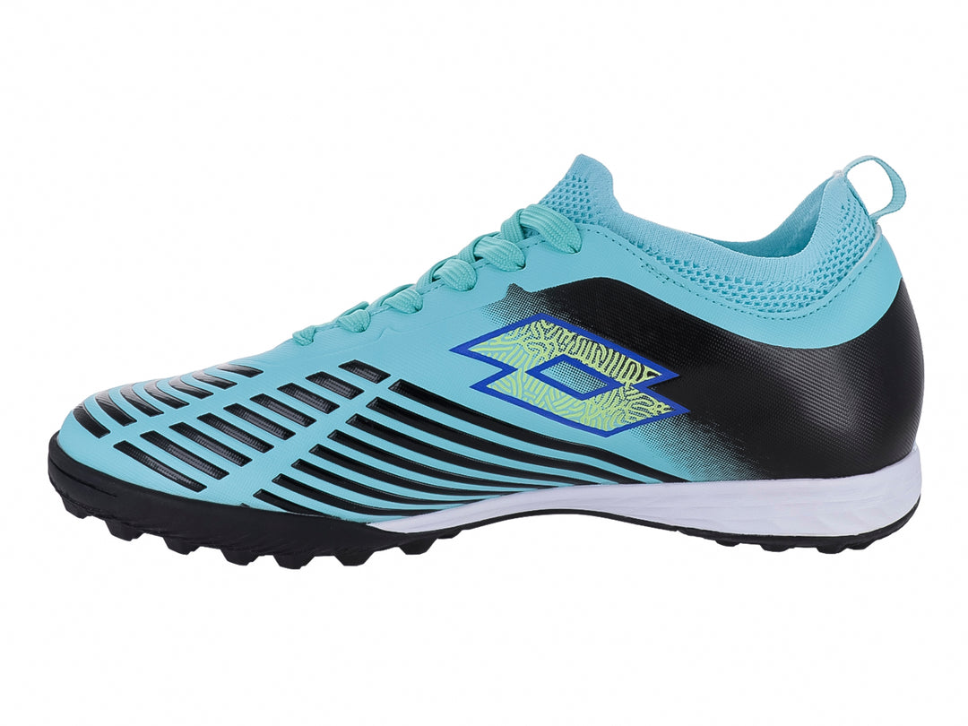 Zapato de fútbol Lotto color aqua con detalles en negro y suela blanca para terreno HG.