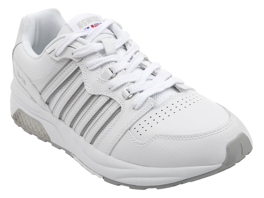 Tenis deportivos K-Swiss en color blanco con suela gris y detalles lineales laterales.