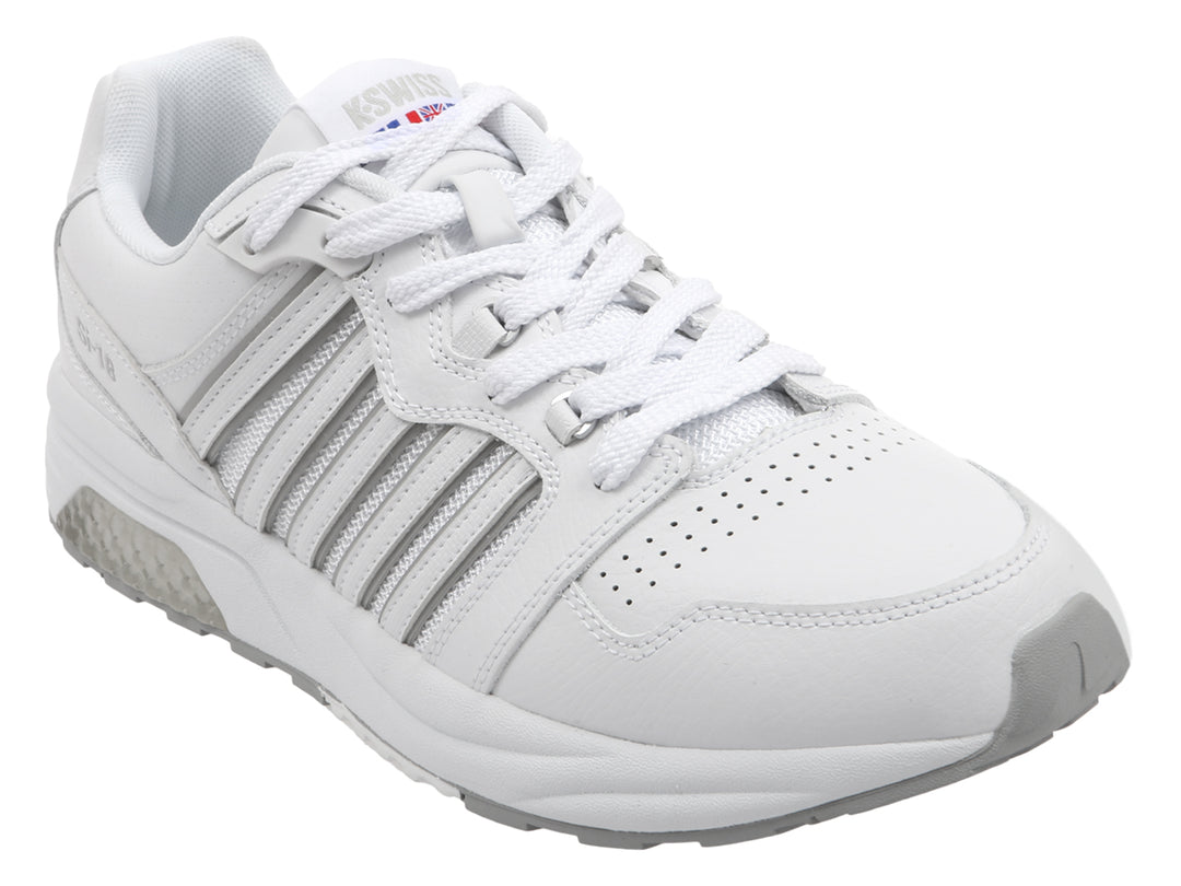 Tenis deportivos K-Swiss en color blanco con suela gris y detalles lineales laterales.