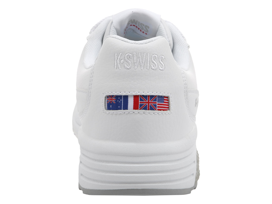 Tenis deportivos K-Swiss en color blanco con suela gris y detalles lineales laterales.