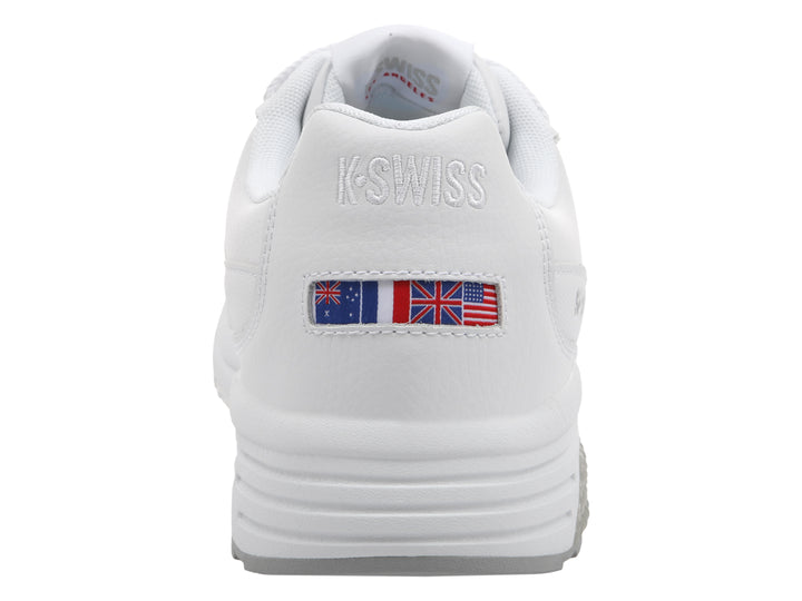 Tenis deportivos K-Swiss en color blanco con suela gris y detalles lineales laterales.