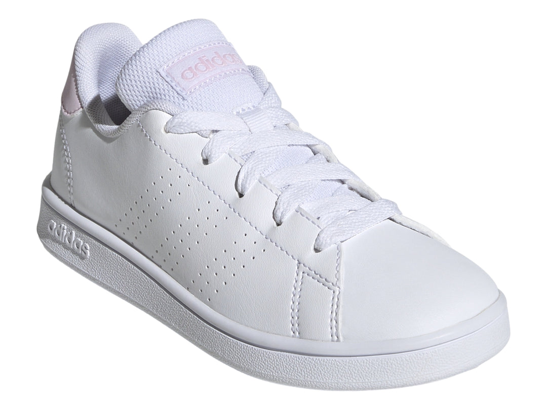 Tenis Adidas Advantage K en color blanco con detalles en rosa claro y suela blanca.