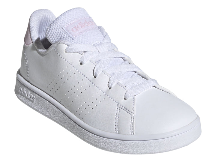 Tenis Adidas Advantage K en color blanco con detalles en rosa claro y suela blanca.