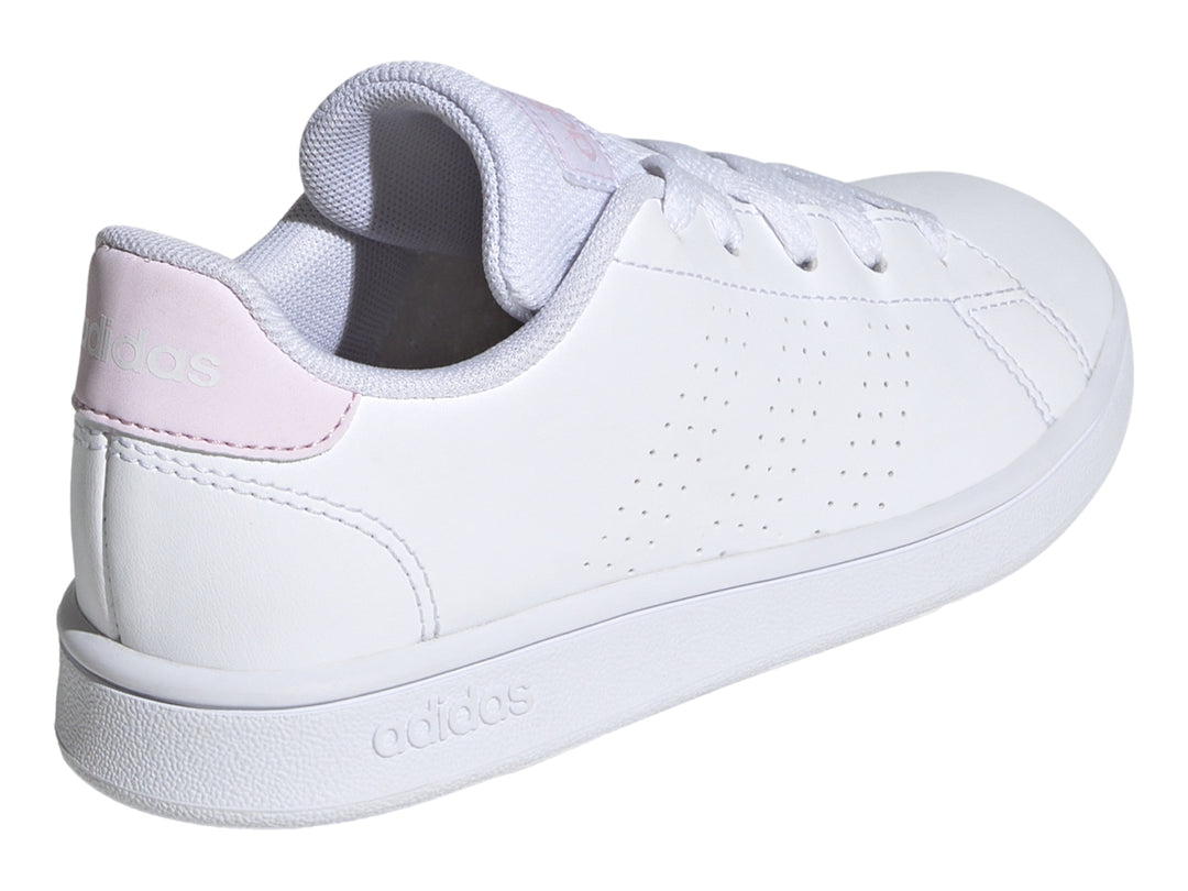 Tenis Adidas Advantage K en color blanco con detalles en rosa claro y suela blanca.