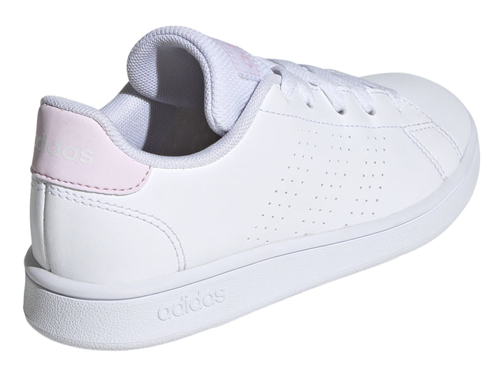 Tenis Adidas Advantage K en color blanco con detalles en rosa claro y suela blanca.