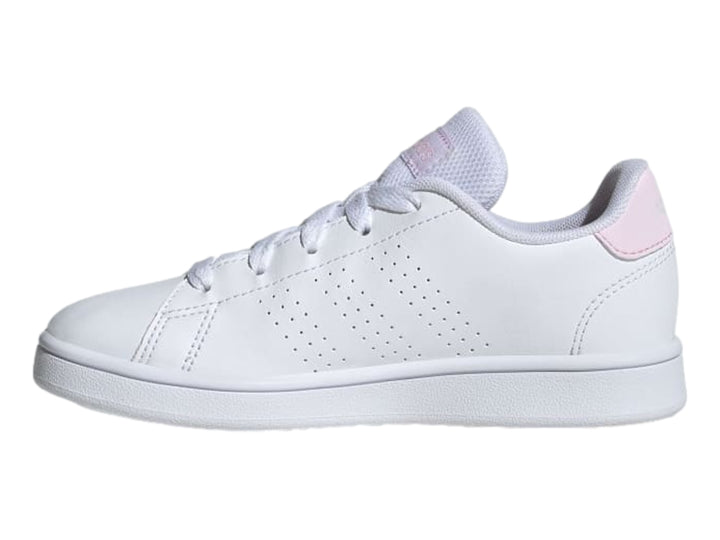 Tenis Adidas Advantage K en color blanco con detalles en rosa claro y suela blanca.