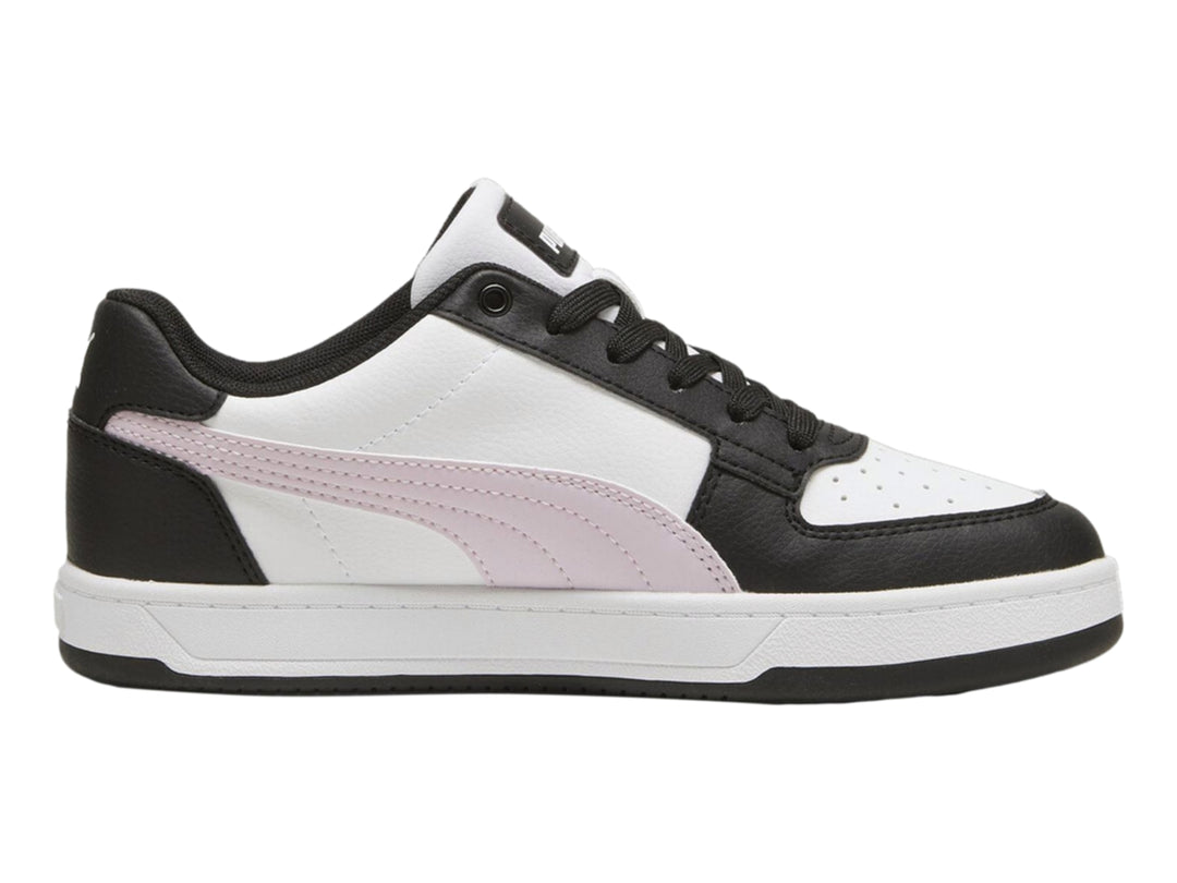 Tenis PUMA Caven 2.0 en colores blanco y negro con franja lateral en tono rosa pálido.